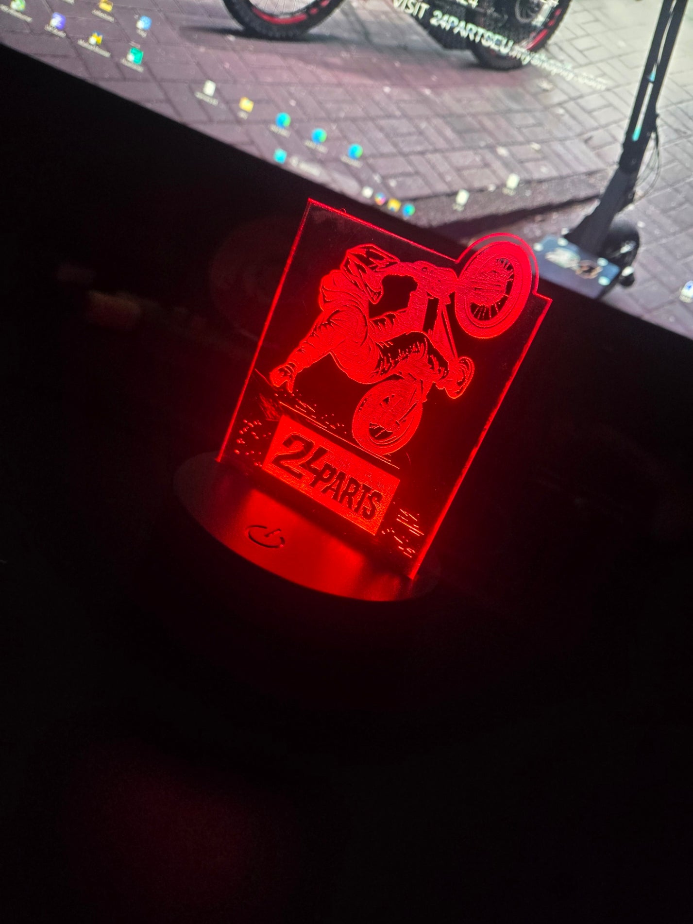 Lampka RGB z efektem hologramu – grawerowany pojazd + pilot