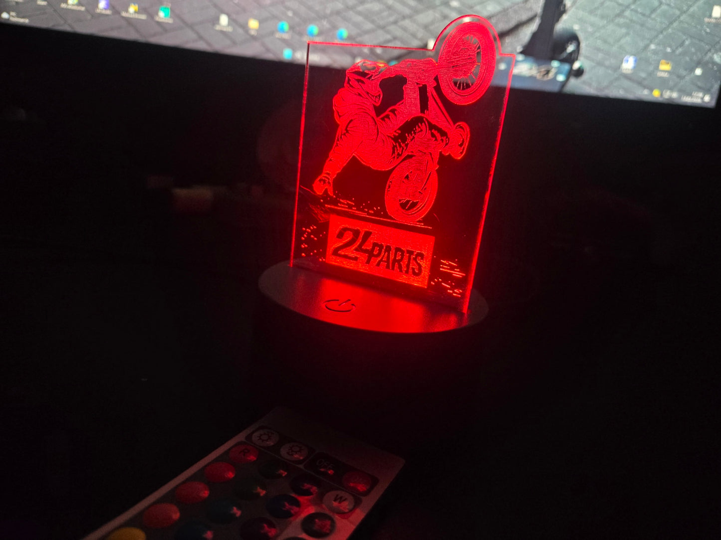 Lampka RGB z efektem hologramu – grawerowany pojazd + pilot