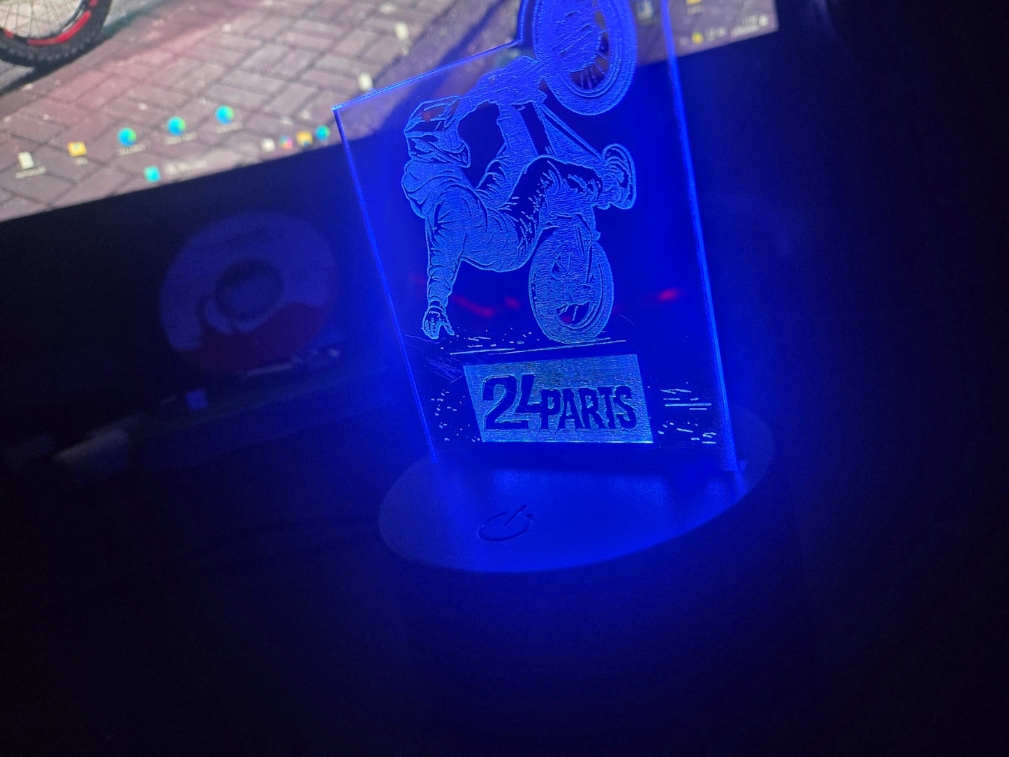 Lampka RGB z efektem hologramu – grawerowany pojazd + pilot