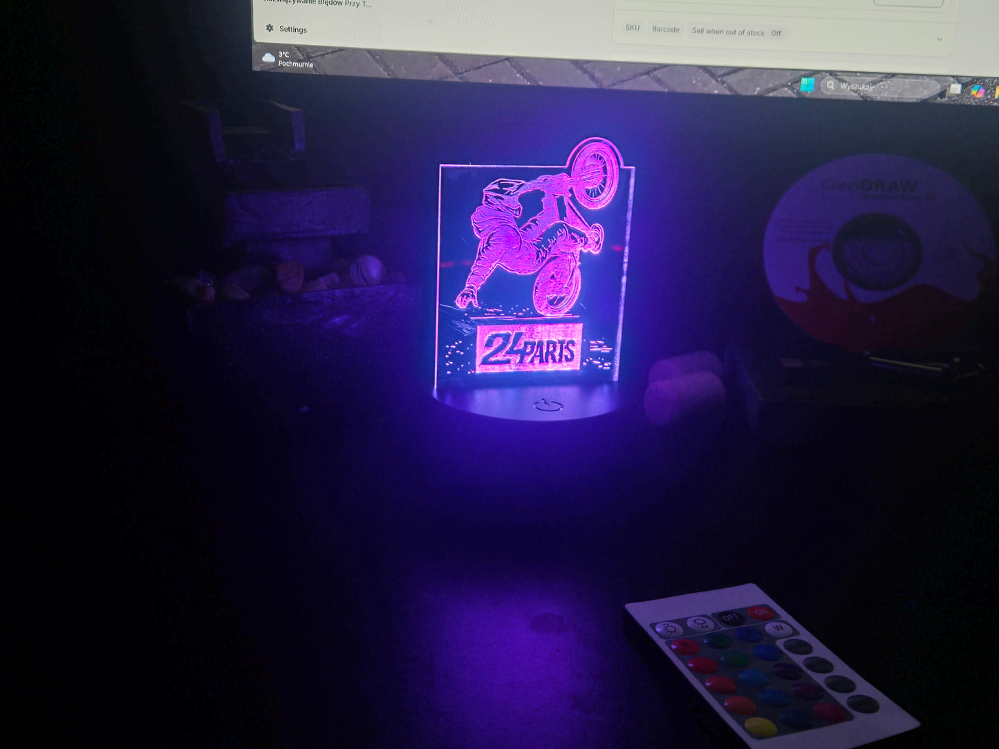 Lampka RGB z efektem hologramu – grawerowany pojazd + pilot