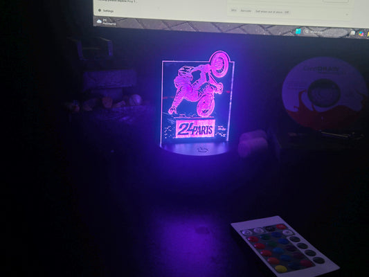 Lampka RGB z efektem hologramu – grawerowany pojazd + pilot